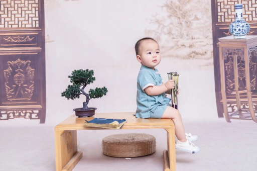 渭南宝宝边吃奶边挣扎烦躁